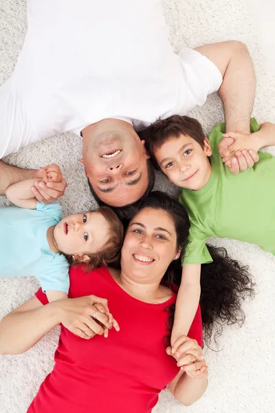 Szczęśliwa rodzina z dwójką dzieci — Zdjęcie stockowe