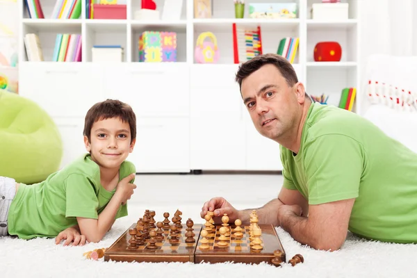 Отец и сын играют в шахматы — стоковое фото