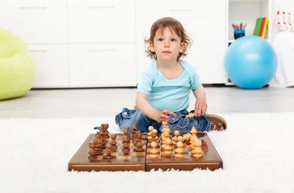Малыш с шахматной доской — стоковое фото