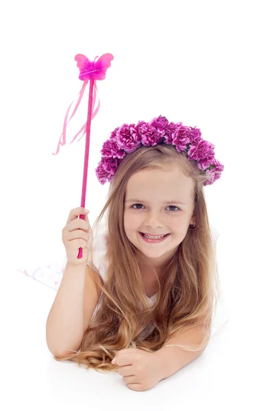 Malá víla s květinový věnec a kouzelná hůlka — Stock fotografie