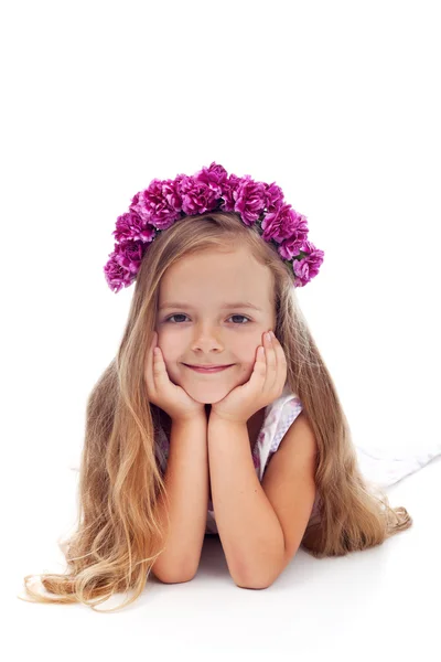 Pembe mor çiçek çelenk ile küçük kız — Stok fotoğraf