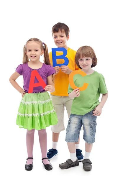 Voltar à escola - crianças segurando grandes letras abc — Fotografia de Stock