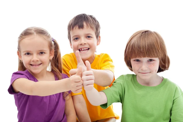 Друзья навсегда - дети, показывающие большие пальцы — стоковое фото