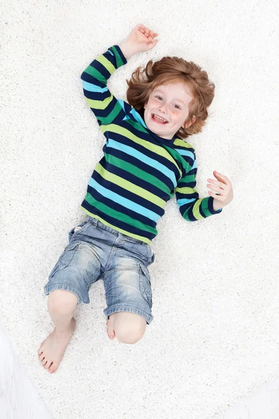 快乐的小男孩在地上很开心 — 图库照片