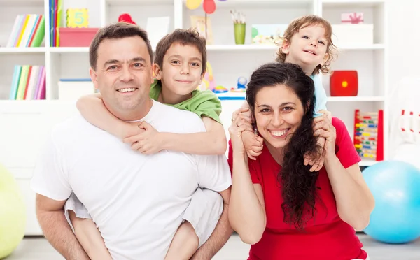 Šťastná rodina s dvěma dětmi — Stock fotografie