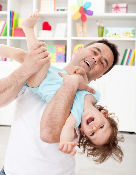 Far spela med småbarn son — Stockfoto