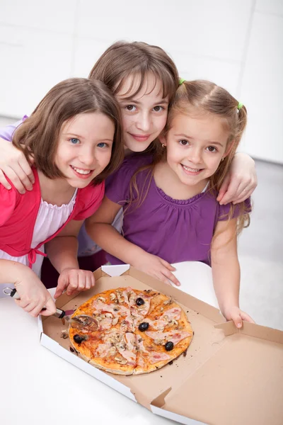 Três namoradas compartilhando uma pizza — Fotografia de Stock