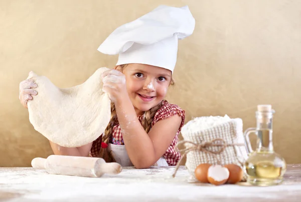 Küçük kız pizza veya makarna hamur yapma — Stok fotoğraf
