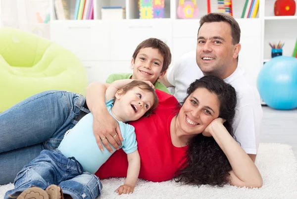 Счастливая молодая семья с двумя детьми — стоковое фото
