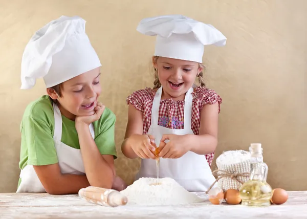 Діти готують тісто для печива, піци або макаронів — стокове фото