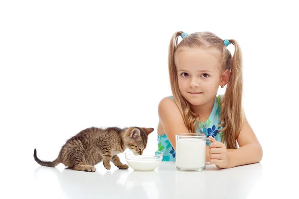 Un poco de leche fresca es bueno para los más pequeños —  Fotos de Stock