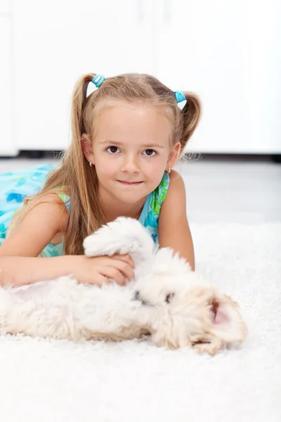 Küçük kız köpeğiyle oynuyor — Stok fotoğraf