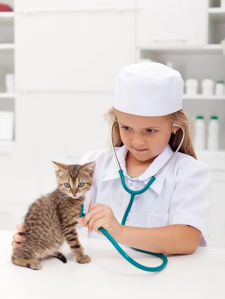 Menina brincando no veterinário — Fotografia de Stock