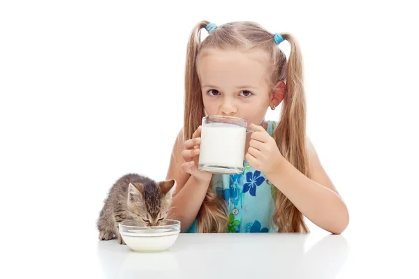 Drinking milk with my best friend — Stock Photo, Image