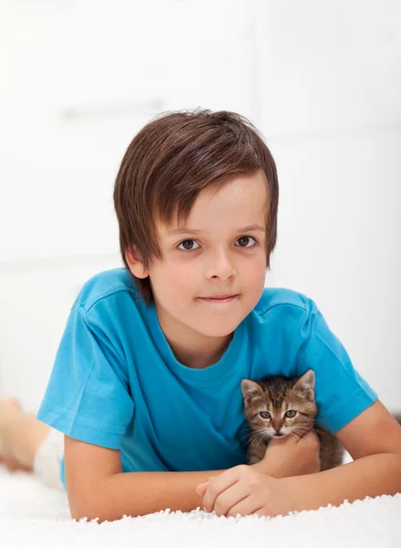 Jeune garçon avec chaton — Photo