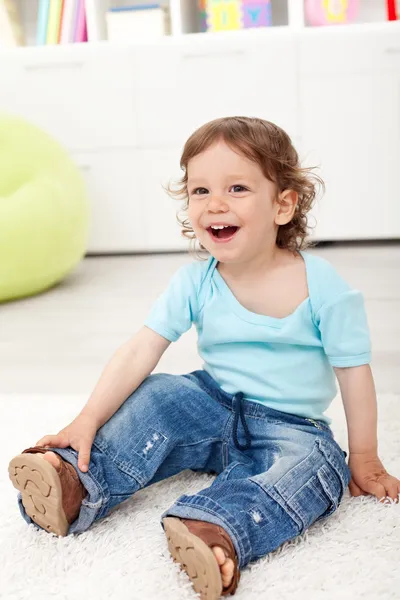 Glücklicher Kleinkind Junge sitzt auf dem Boden — Stockfoto