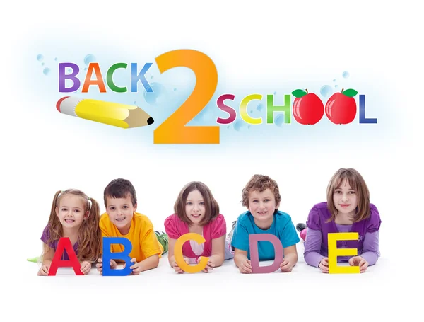 Crianças com letras alfabéticas - de volta ao conceito de escola — Fotografia de Stock