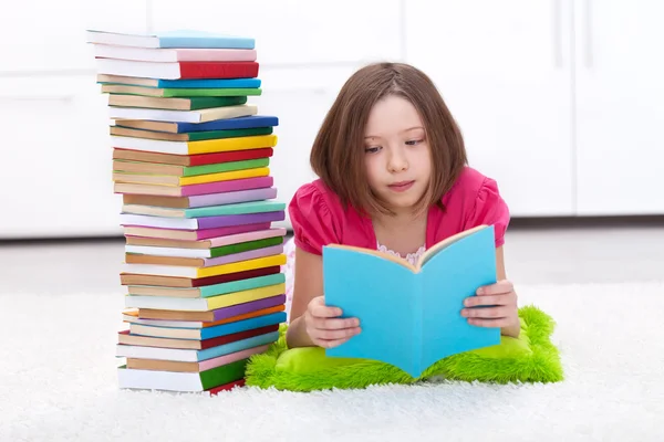 Młoda dziewczyna z dużą ilością książek — Zdjęcie stockowe