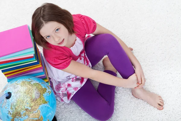 Chica joven con libros escolares y globo terráqueo —  Fotos de Stock
