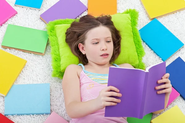 Mladá dívka čtení — Stock fotografie