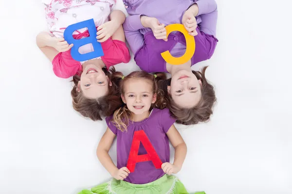 Κορίτσια, κρατώντας ένα β γ γράμματα — Φωτογραφία Αρχείου