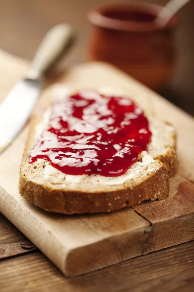 Marmelade auf Brot — Stockfoto