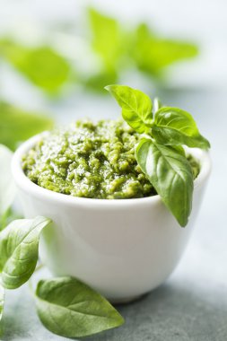 fesleğen pesto