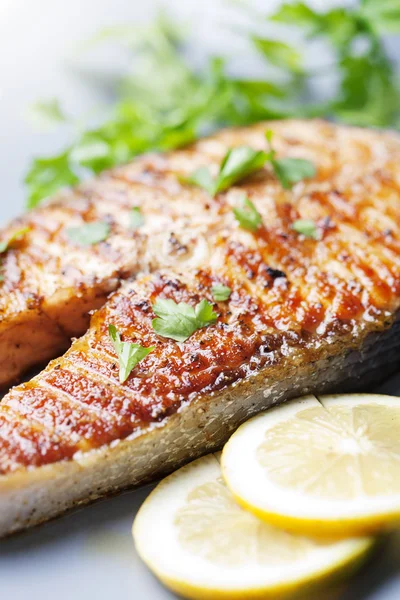Bistecca di salmone alla griglia — Foto Stock