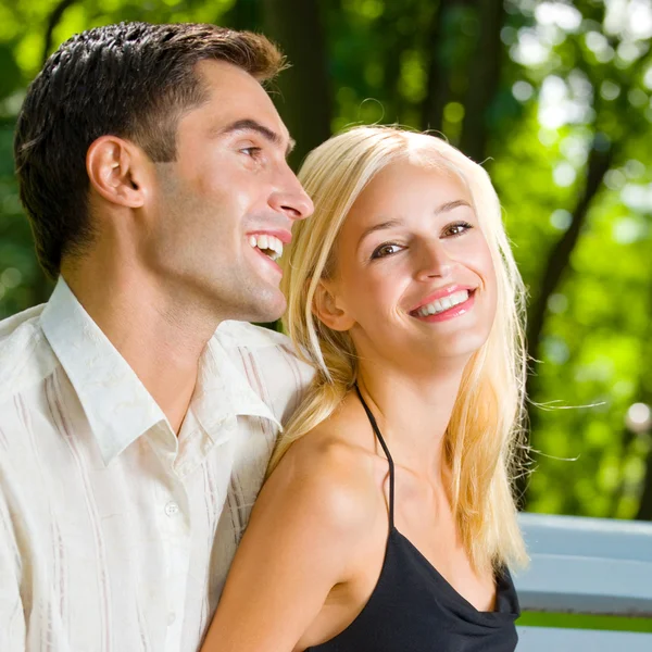 Lyckliga paret tillsammans, utomhus — Stockfoto