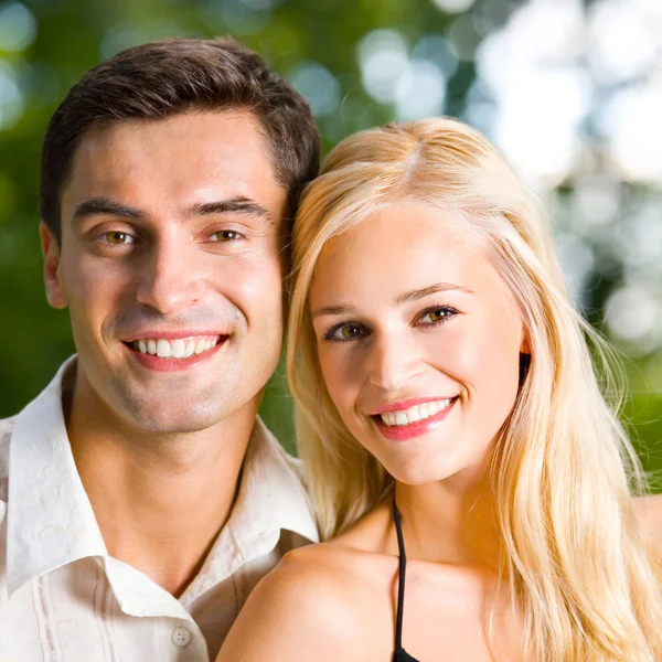 Lyckliga paret tillsammans, utomhus — Stockfoto