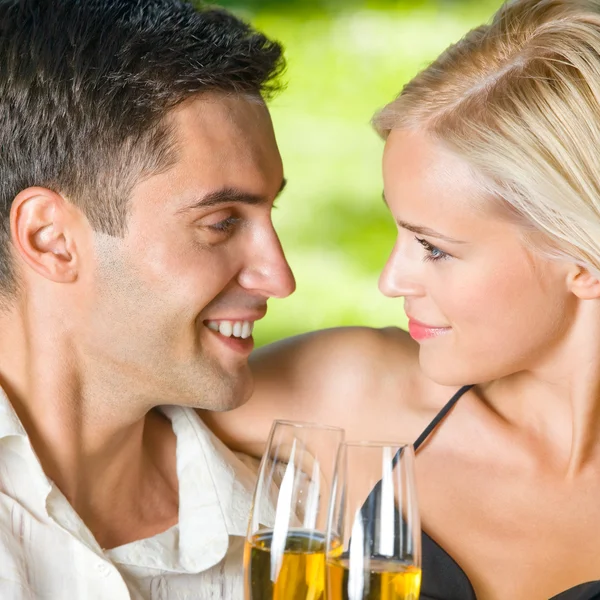 Jonge gelukkige paar met champagne, buiten — Stockfoto