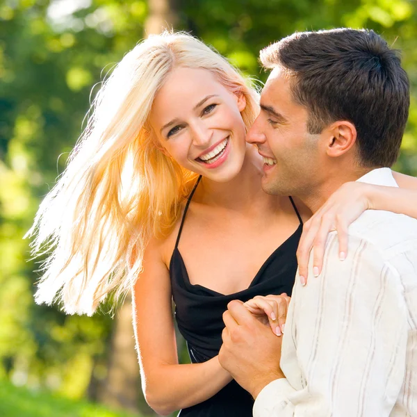 Casal feliz juntos, ao ar livre — Fotografia de Stock