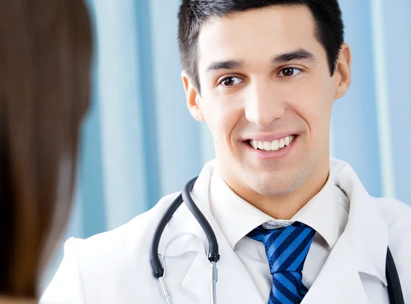 Uśmiechający się lekarza i pacjentki w urzędzie — Zdjęcie stockowe