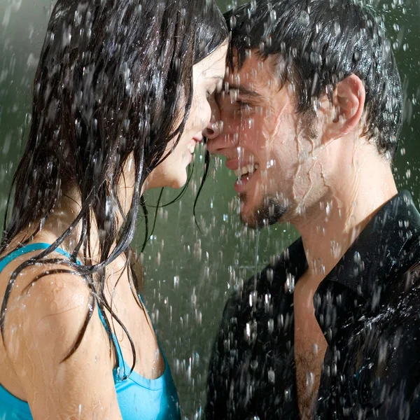 雨の下で抱き締める若いカップル — ストック写真