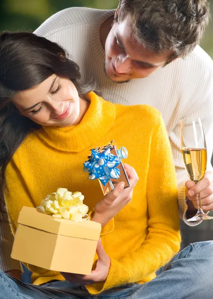 Met champagne en giften (echt) paar — Stockfoto