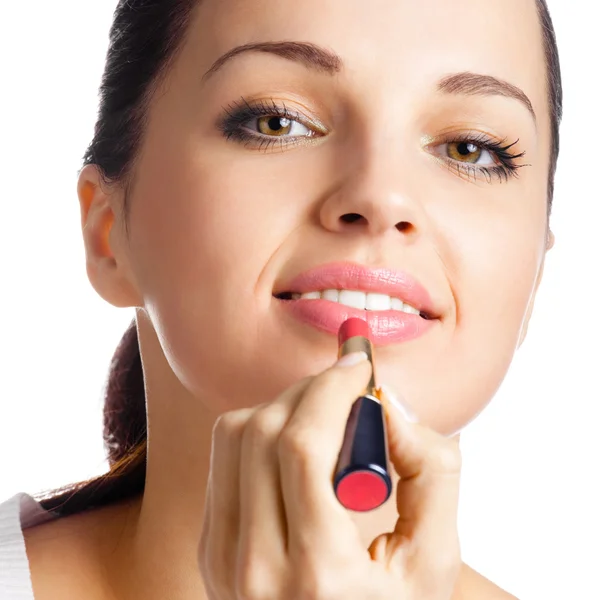 Vrouw toepassing lippenstift, geïsoleerd — Stockfoto