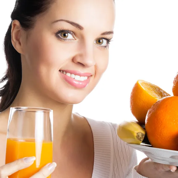 Ragazza con frutta e bicchiere di succo d'arancia, su bianco — Foto Stock