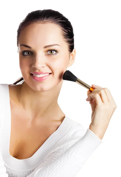 Jonge vrouw met glimlachen make-up borstel, over Wit — Stockfoto