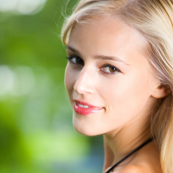 Lächelnde junge schöne Frau, im Freien — Stockfoto