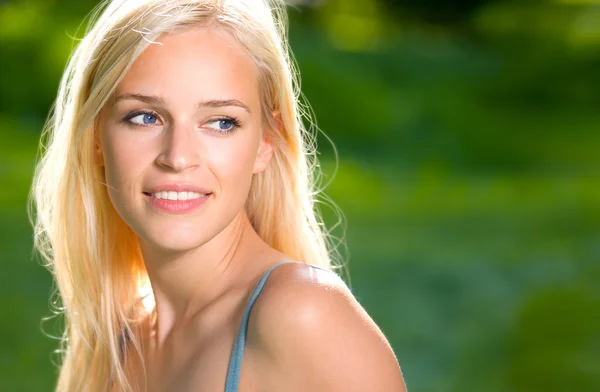 Sonriente joven hermosa mujer, al aire libre —  Fotos de Stock