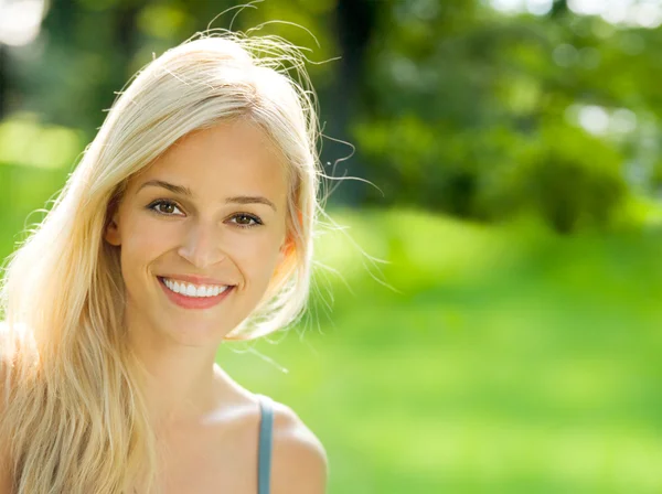 Glimlachend jonge mooie vrouw, buitenshuis — Stockfoto