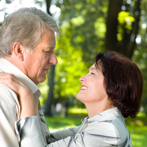 Senior feliz pareja abrazando, al aire libre —  Fotos de Stock
