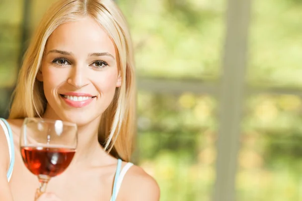 Νεαρή γυναίκα με ένα ποτήρι κόκκινο κρασί — Φωτογραφία Αρχείου
