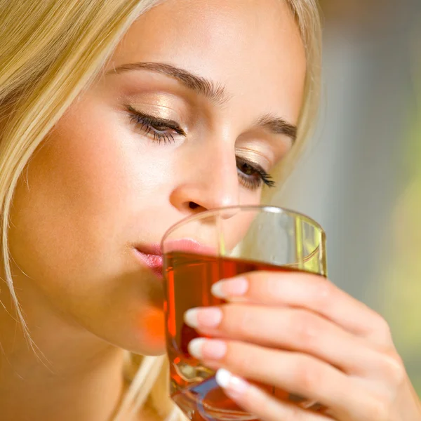 Ευτυχισμένη γυναίκα πίνοντας χυμό — Φωτογραφία Αρχείου