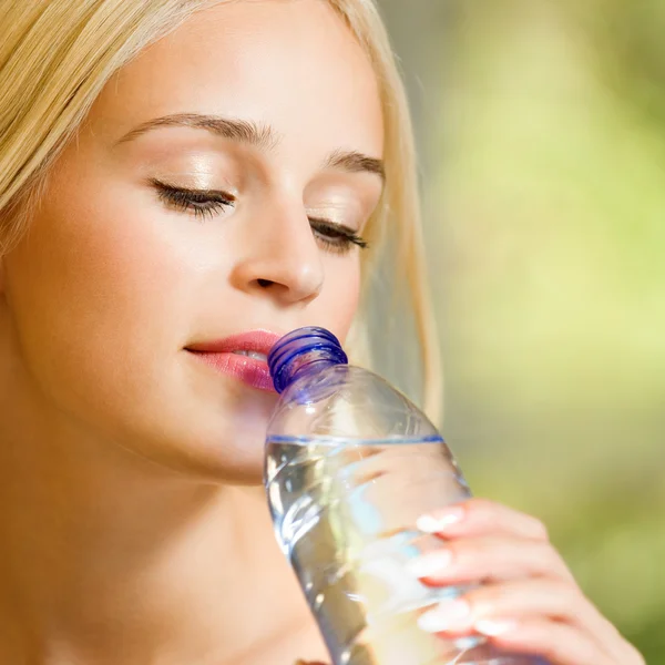 Giovane bella donna bionda che beve acqua — Foto Stock