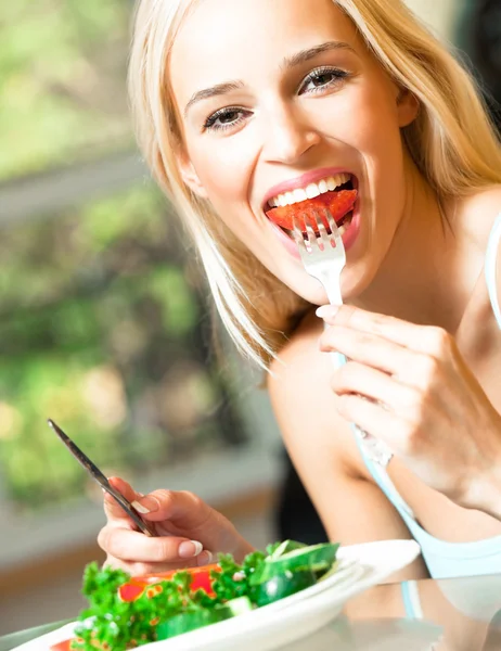 Boldog mosolygó fiatal nő eszik saláta — Stock Fotó