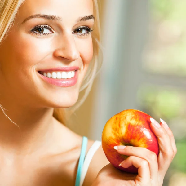 Heureuse femme souriante avec pomme — Photo