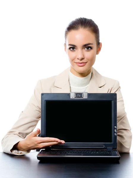 Бізнес-леді, показуючи ноутбук з копійкою, на білому — стокове фото