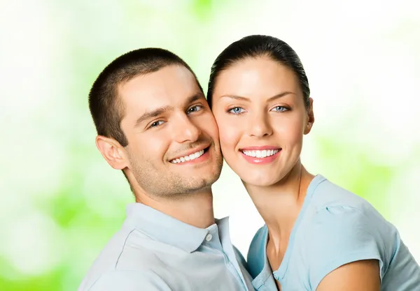 Porträt eines glücklichen Paares im Freien — Stockfoto