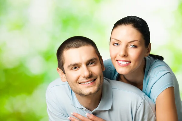 Retrato de casal feliz, ao ar livre — Fotografia de Stock